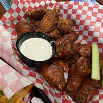 Dog and Duck - Lemon pepper wings and Nashville hot wings - Pubs Near Me - Moncks Corner, South Carolina