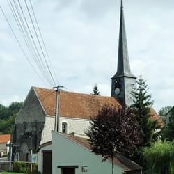 Eglise Saint-Martin de Pargny La Dhuys - L'église vue depuis le lavoir est au nivean de la Dhuys, en fond de vallée.