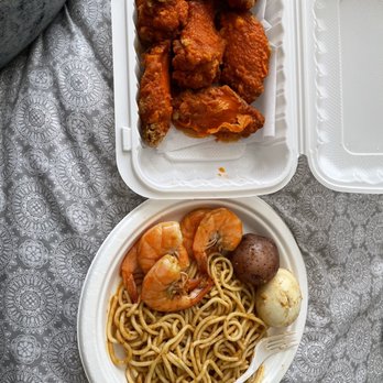 Crab World Seafood Restaurant - Buffalo wings and the lunch special seafood boil - Seafood Near Me - Washington, DC, District of Columbia