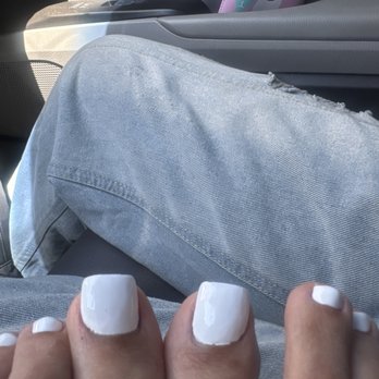 Joie Nails & Spa - Chipped toes this is infront of the salon that they charged me for - Nail Salons Near Me - Murrieta, California