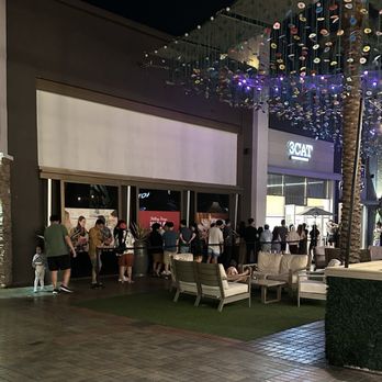 3CAT Handcrafted Beverage - Long lines at night - Juice Bars & Smoothies Near Me - Tustin, California