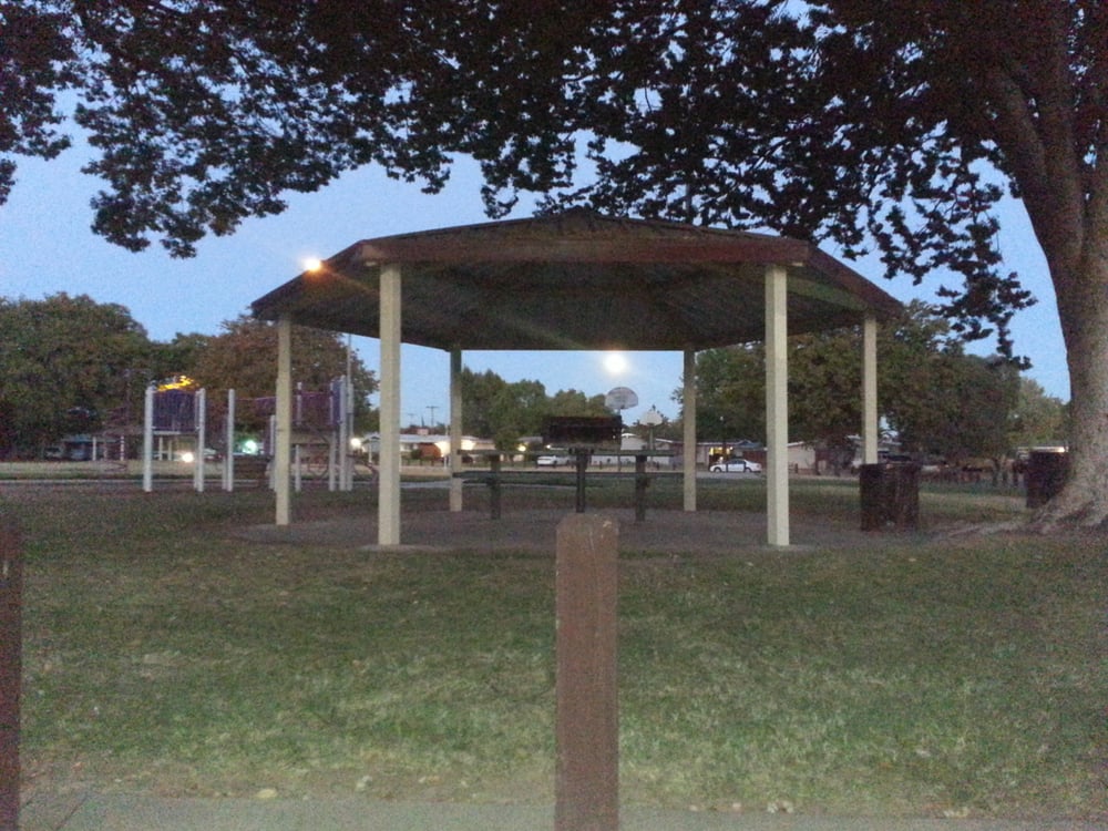 LARCHMONT PARK Updated October 2024 Thomas Drive & Van Owen St, North Highlands, California