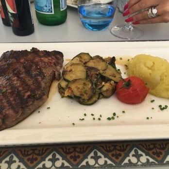 La Plage du Gray d'Albion - Veau, gratin de courgettes et purée à l'huile d'olive. - Mediterranean Near Me - Cannes, 06