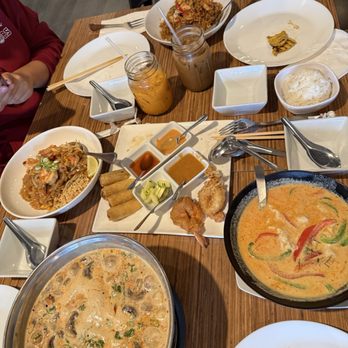 Sumran Thai Cuisine - Panang Curry, Pad Thai, Tom Yum Goong Fried Rice, Picky Samplers - Thai Near Me - Westminster, California Sumran Thai Cuisine - Panang Curry, Pad Thai, Tom Yum Goong Fried Rice, Picky Samplers - Thai Near Me - Westminster, California