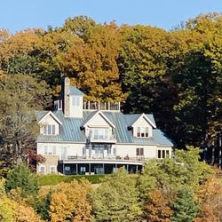 Hudson River Cruises - Beautiful homes overlooking the Hudson River.