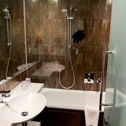 Crowne Plaza London - Kings Cross - Nice bathroom. Mirror, vanity and hairdryer located at the desk.