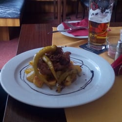 Hotel Magistr - Nakládaná krkovička, vídeňská cibulka, kozí rohy a brambory pečené na pánvičce....