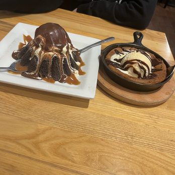 Chili's - Molten Chocolate Cake, Skillet Chocolate Chip Cookie. - American Near Me - West Nyack, New York