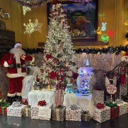 Mis Dos Abuelos Mexican Restaurant - The decorate for the holidays