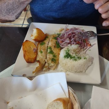 El Incomparable Peruvian Cuisine - Pescado frito - Peruvian Near Me - Reseda, California