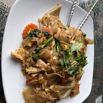 Thai Lahnna - Pad See Ew with chicken. - Thai Near Me - Portland, Oregon Thai Lahnna - Pad See Ew with chicken. - Thai Near Me - Portland, Oregon