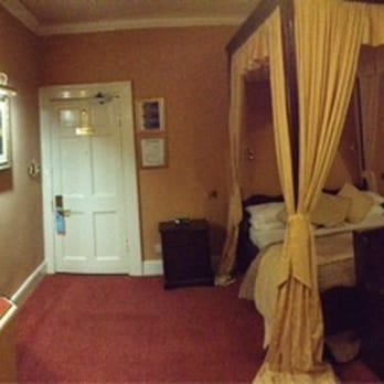 Best Western Rogerthorpe Manor Hotel - Mad dual level room with a 4 poster bed and a passage to a spa bath! - Hotels Near Me - Wakefield, XWY