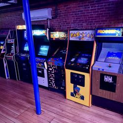 Hometown Arcade - Old school arcade cabinets