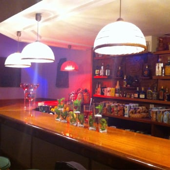 Hawai Waipahu Paradise - Al fondo se aprecian los vasos típicos y volcanes para compartir que usan para los cocktails. - Pubs Near Me - Madrid, M Hawai Waipahu Paradise - Al fondo se aprecian los vasos típicos y volcanes para compartir que usan para los cocktails. - Pubs Near Me - Madrid, M