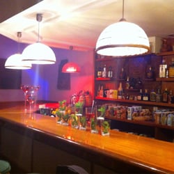 Hawai Waipahu Paradise - Al fondo se aprecian los vasos típicos y volcanes para compartir que usan para los cocktails.