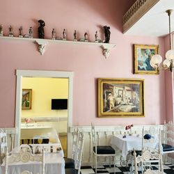 Andersen's Danish Bakery & Restaurant - Pastel walls!