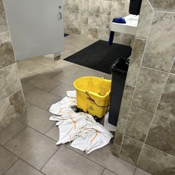Physiq Fitness - Dirty bathroom