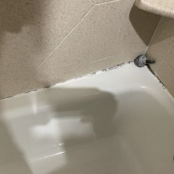 Comfort Suites Gainesville - Mold in the bathtub, drain was pulled out. - Hotels Near Me - Gainesville, Texas