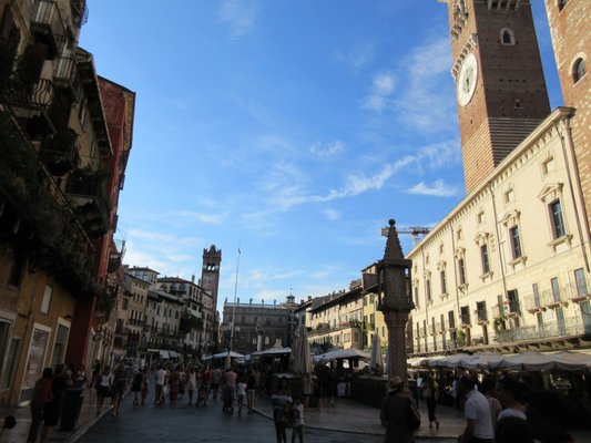 Piazza Delle Erbe by null