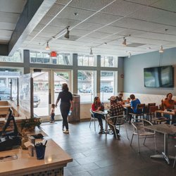 Ohana Poke - Dining area