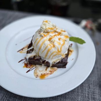 Mankas Grill - Brownie a la mode - American Near Me - Fairfield, California