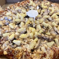 Lotsa Motsa Pizza - Bbq Chicken pizza with pineapple and mushrooms