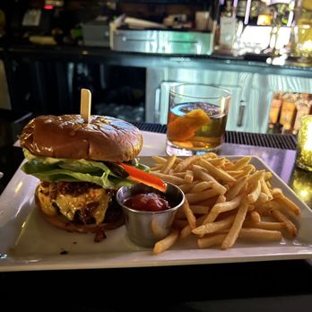 Driftwood Room - Cheeseburger - Lounges Near Me - Portland, Oregon