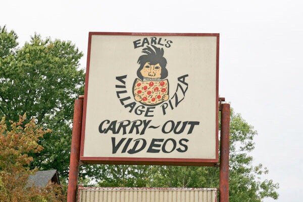 Earl's Village Pizza Logo