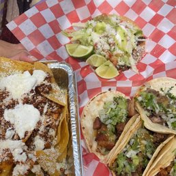 Chilaquiles , tacos, y tostada Chilaquiles , tacos, y tostada