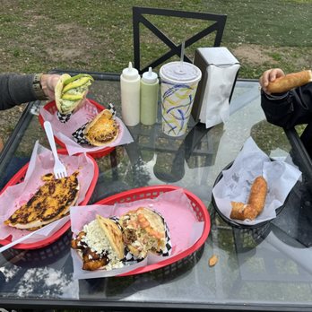 Arepas El Chamo - Cachapa con queso, arepa domino caraota, Reina pepiada, tumbarrancho, por refresco papelon y tequenos. Todo delicioso. - Food Trucks Near Me - San Fernando Valley, California Arepas El Chamo - Cachapa con queso, arepa domino caraota, Reina pepiada, tumbarrancho, por refresco papelon y tequenos. Todo delicioso. - Food Trucks Near Me - San Fernando Valley, California