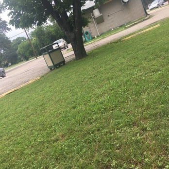 Crow's Burger Shop - a parking lot and a tree - Burgers Near Me - Belton, Texas