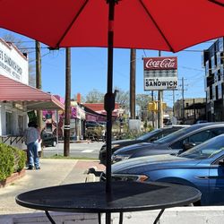 King's Sandwich Shop - Patio area for putdoor dining