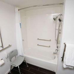 Hampton Inn Franklin - Guest room bath