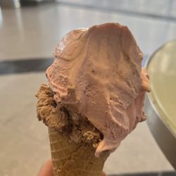 Gianelli - Cucurucho de Rocher y frutilla a la crema