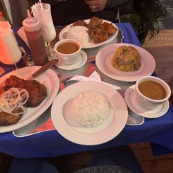 San Juan Restaurant - Arroz blanco, habichuelas, chuletas, pollo frito y mofongo de plátano. Piña colada de bebida