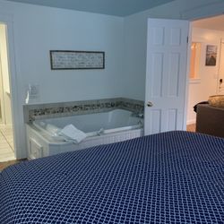 New Buffalo Inn - Jacuzzi in the bedroom. And a nice bathroom