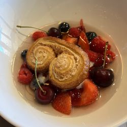 Le Clos Du Chateau - Fruit salad with lemon sorbet