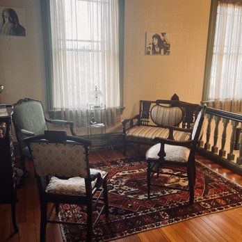 Hummingbird Inn - upstairs sitting area - Bed & Breakfast Near Me - Easton, Maryland