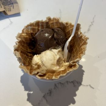 Jeni's Splendid Ice Creams - Sweet Cream biscuits & Peach Jam & Darkest Chocolate - Ice Cream & Frozen Yogurt Near Me - Alexandria, Virginia Jeni's Splendid Ice Creams - Sweet Cream biscuits & Peach Jam & Darkest Chocolate - Ice Cream & Frozen Yogurt Near Me - Alexandria, Virginia