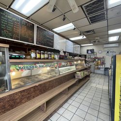 Pop's Deli & Foods - Inside