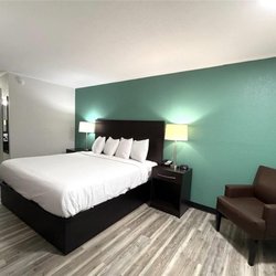 Econo Lodge Inn & Suites - Guest room