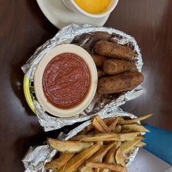 Suzy Rae’s Cafe - Cheese sticks and cheese fries