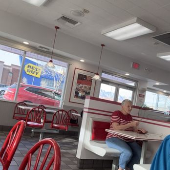 In-N-Out Burger - Amazing Tuesday early afternoon 4pm - it's not crowded! - Burgers Near Me - Washington, Utah In-N-Out Burger - Amazing Tuesday early afternoon 4pm - it's not crowded! - Burgers Near Me - Washington, Utah