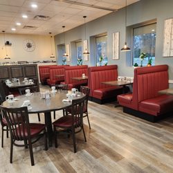 Lincoln Inn Family Restaurant & Bakery - Booths under the windows