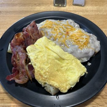 Star Kitchen Cafe - Sausage gravy & biscuits platter with egg, home fries & bacon - Sandwiches Near Me - Columbus, Ohio