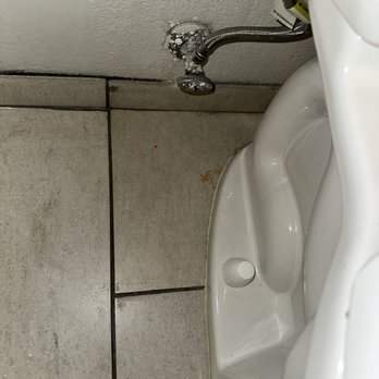 Holiday Inn - Dirt near, on, and around the toilet. - Hotels Near Me - Blytheville, Arkansas