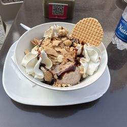 G Glace - Cüppa Nuceola: gelato nocciola, gelato gianduia, granella di croccante, nocciole tostate intere, caramello, panna montata