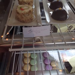 Le Meilleur Bakery & Barista - Individual cakes look delicious!