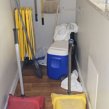 The Doorways - Kitchen cleaning supplies behind kitchen sink wall. - Guest Houses Near Me - Richmond, Virginia