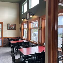 Jen’s Pizzaria - Indoor seating